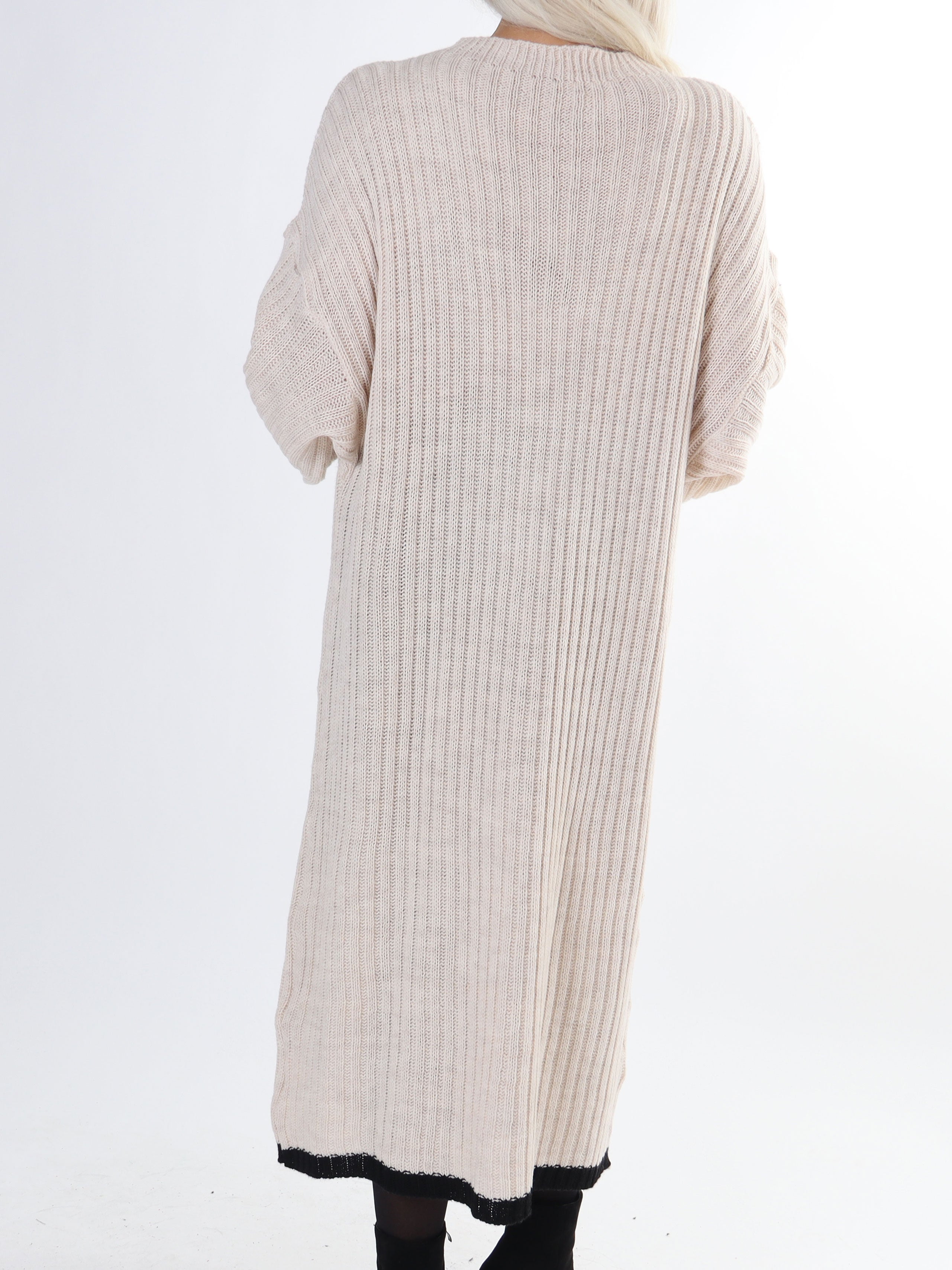 Ramona - Lång stickad klänning i plus size med färgade kanter